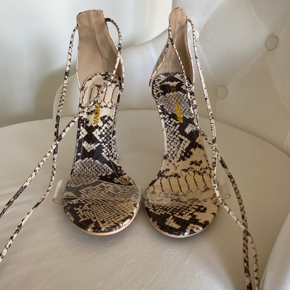 Size 7 fashionova snake skin heel